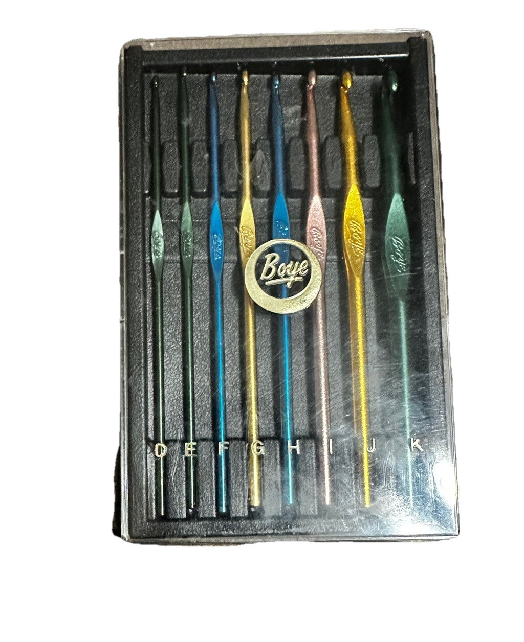 Crochet Hooks Set of 8 Individually Marked D-K Hard Plastic Case Boye Aluminum