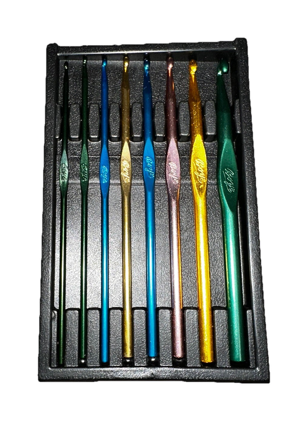 Crochet Hooks Set of 8 Individually Marked D-K Hard Plastic Case Boye Aluminum