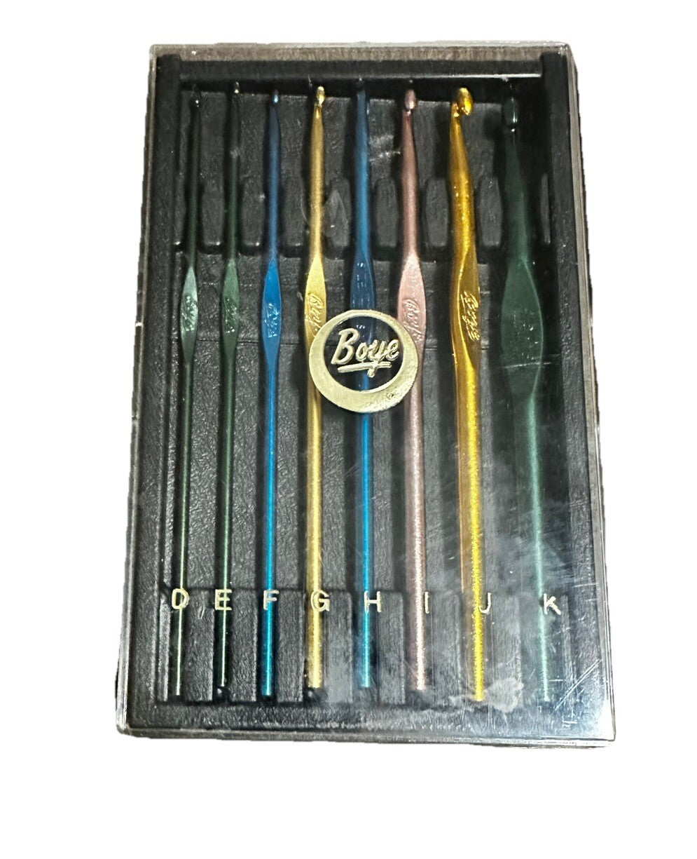 Crochet Hooks Set of 8 Individually Marked D-K Hard Plastic Case Boye Aluminum